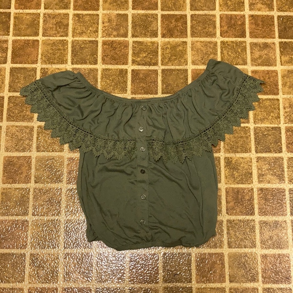 Green No Boundaries off the shoulder crop top size M(7-9)